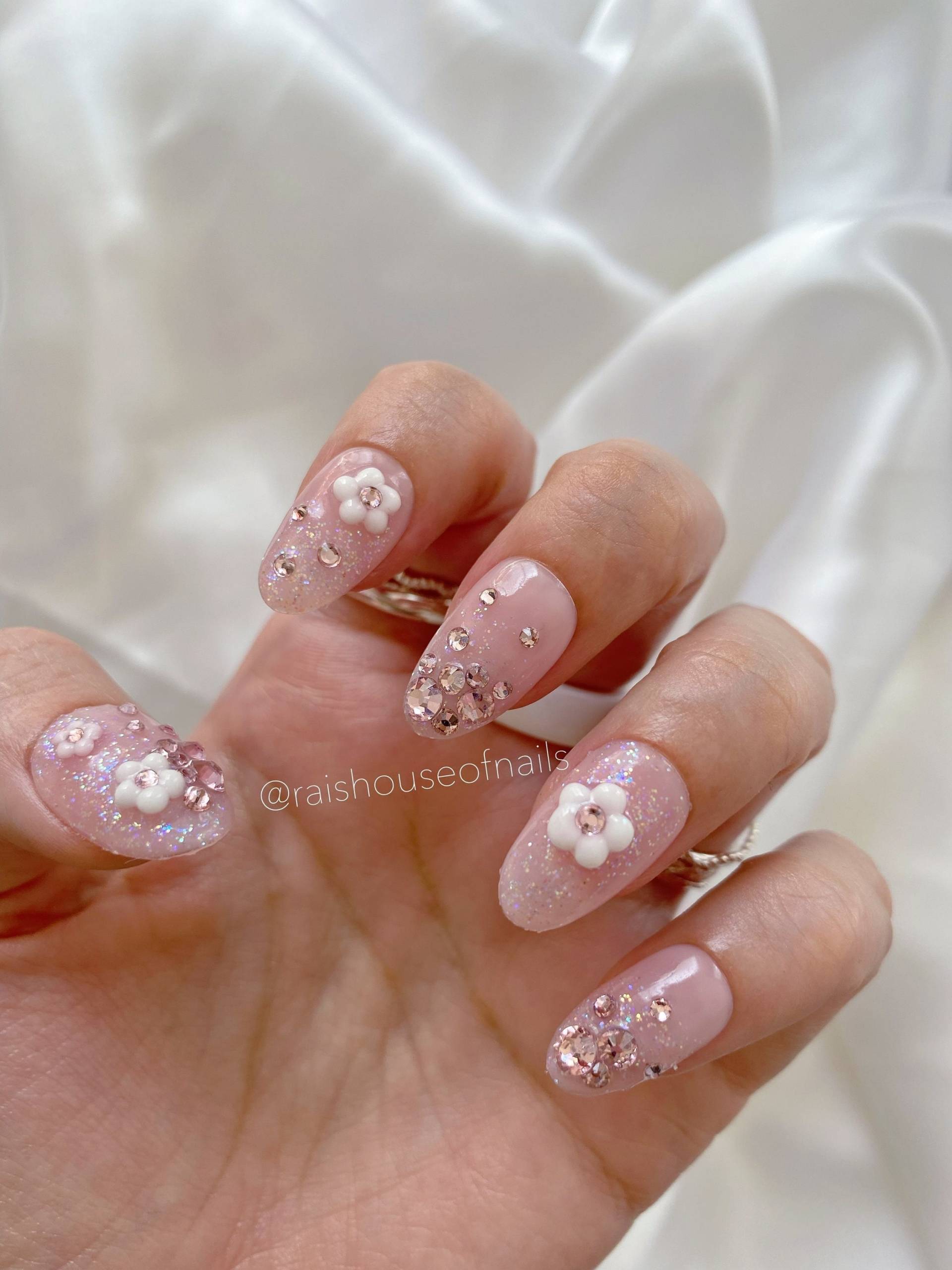 Rosa Blumen Drücken Sie Auf Die Nägel, Jelly Edelsteinnägel, Glitzernägel, Luxusnägel, Funkelnde Kurze Nägel von raishouseofnails