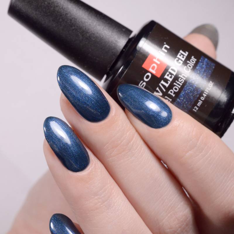 Blau Schimmernder Gellack. Sophin 0735 Cosmic Blau. Spektakuläre Glänzende Glanz, Leuchtende Farbe, Erstaunliche Haltbarkeit von sophincosmetics