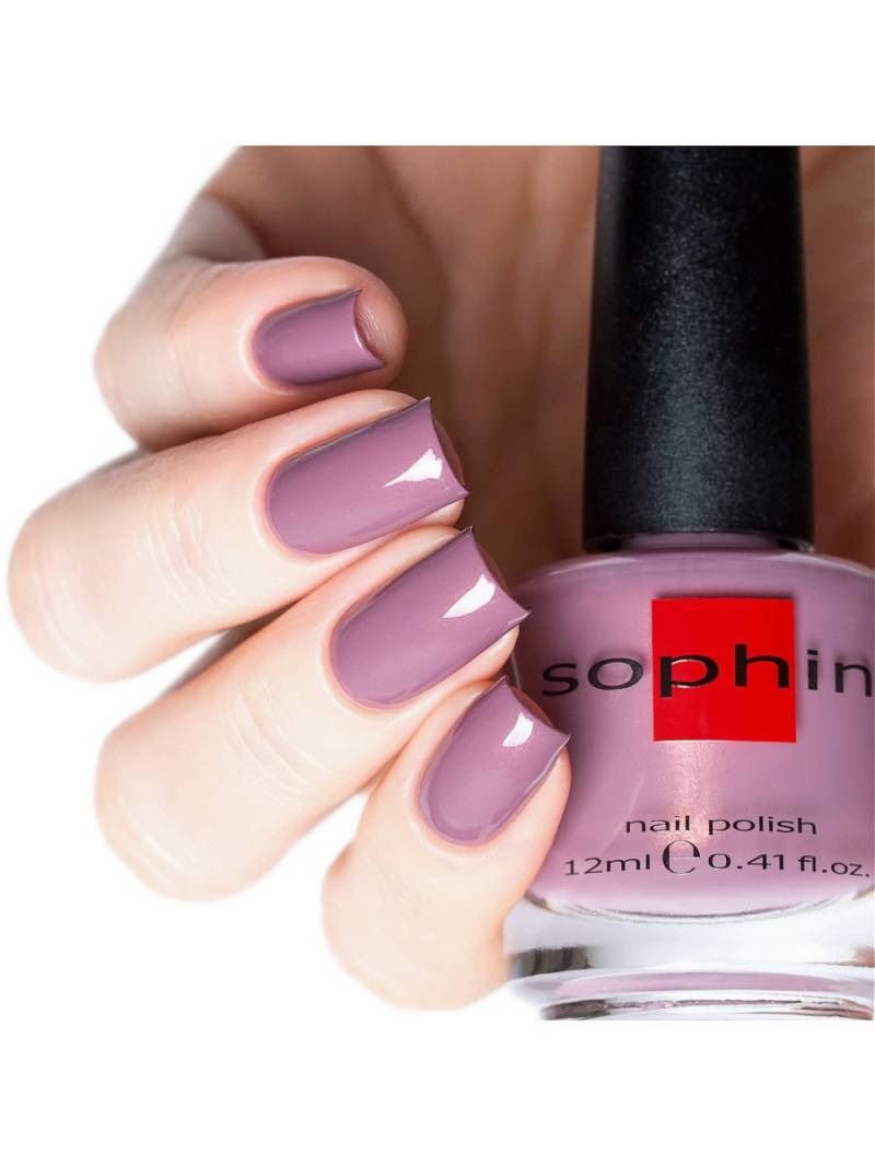 Staubiger Fliederfarbener Nagellack Mit Zarten Schimmer. Sophin 0144. Sanfter Glanz. Mondsichel Leuchtend Dem Inneren Licht. Trendy Stilvolle von sophincosmetics