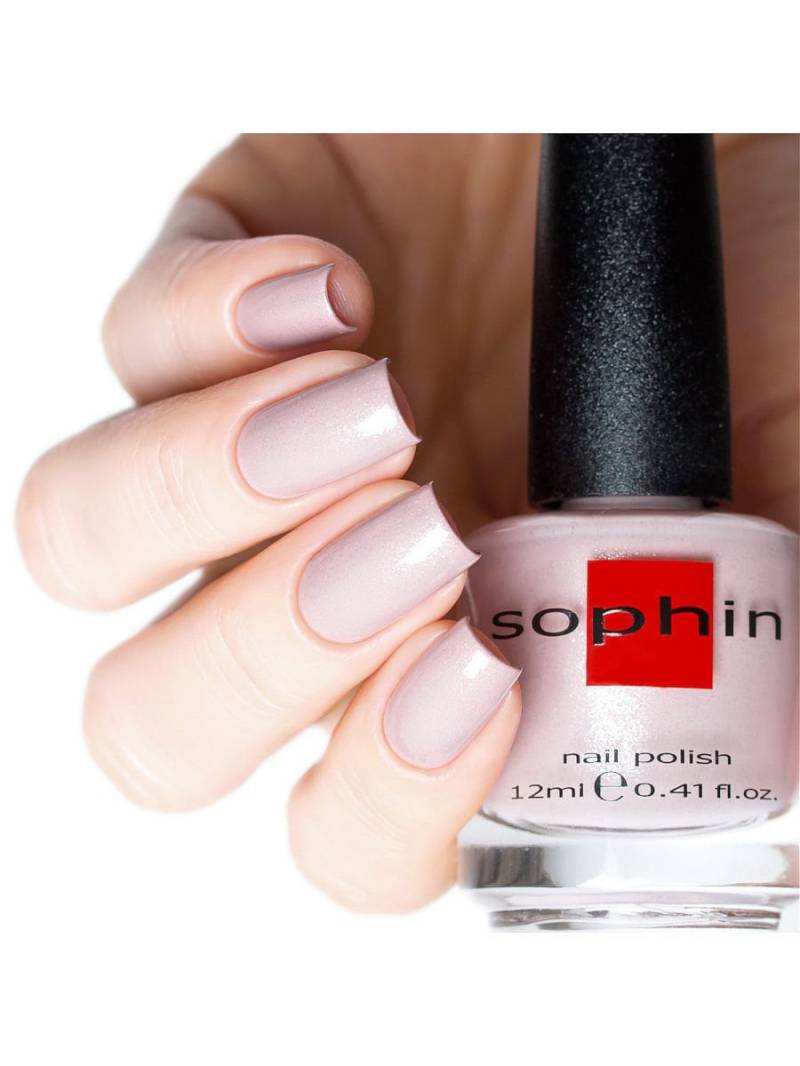 Schimmernder Hellbeiger Nagellack. Sophin 0100. Hellrosa Farbton. Pastell Cremige Maniküre. Vegane Kosmetik. Trendy Nägel. Glänzendes Finish von sophincosmetics