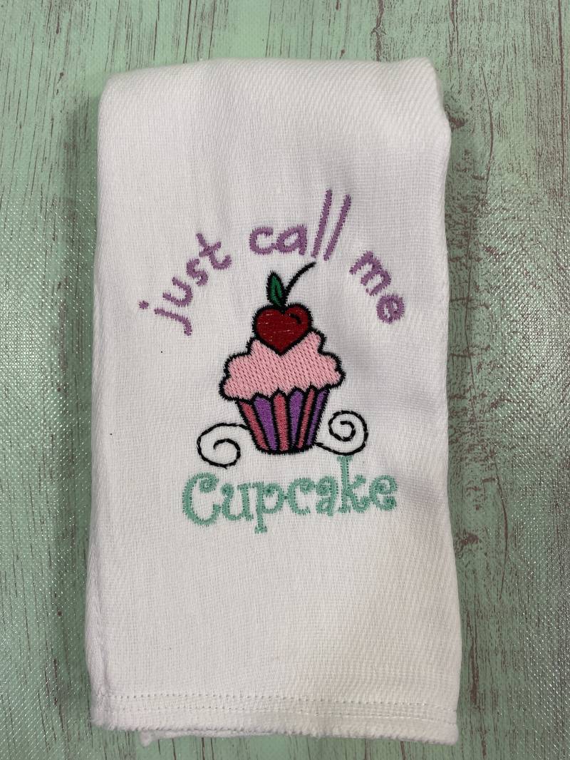 Baby Tuch, Besticktes Spucktuch, Call Me Cupcake, Shower Geschenk, Spucktuch Windeln, Neugeborenes Neugeborenen Tuch von stitchingsunflowerco