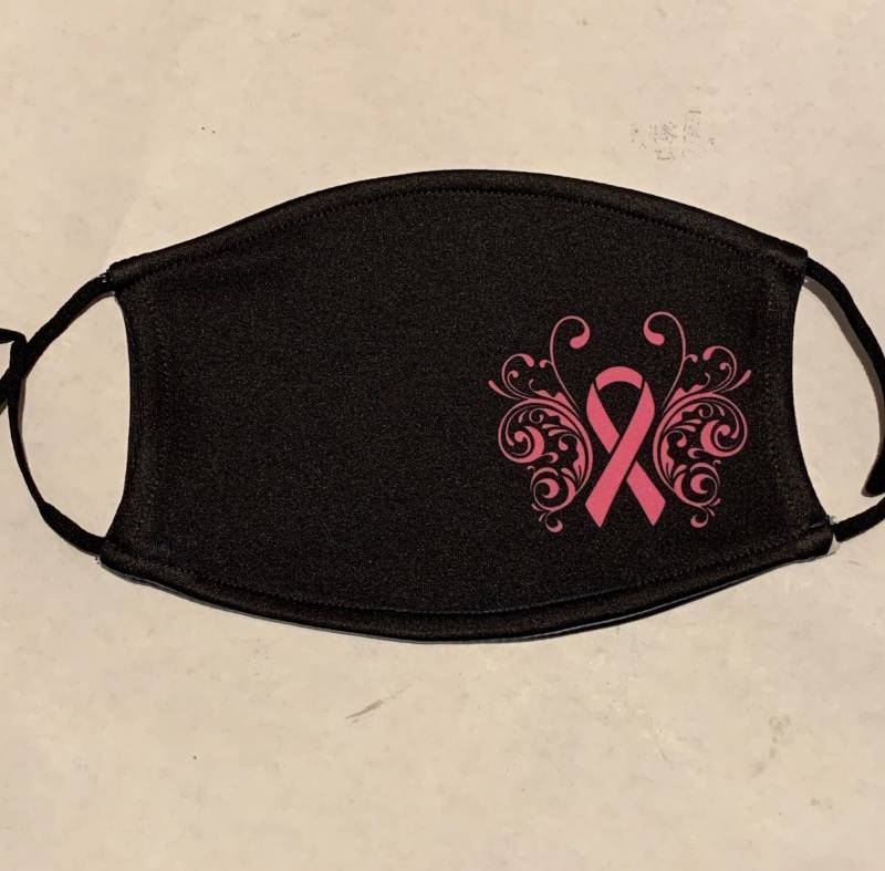 Brustkrebs Rosa Band Auf Schwarzer Gesichtsmaske Mit Filtertasche von theGraphikShop