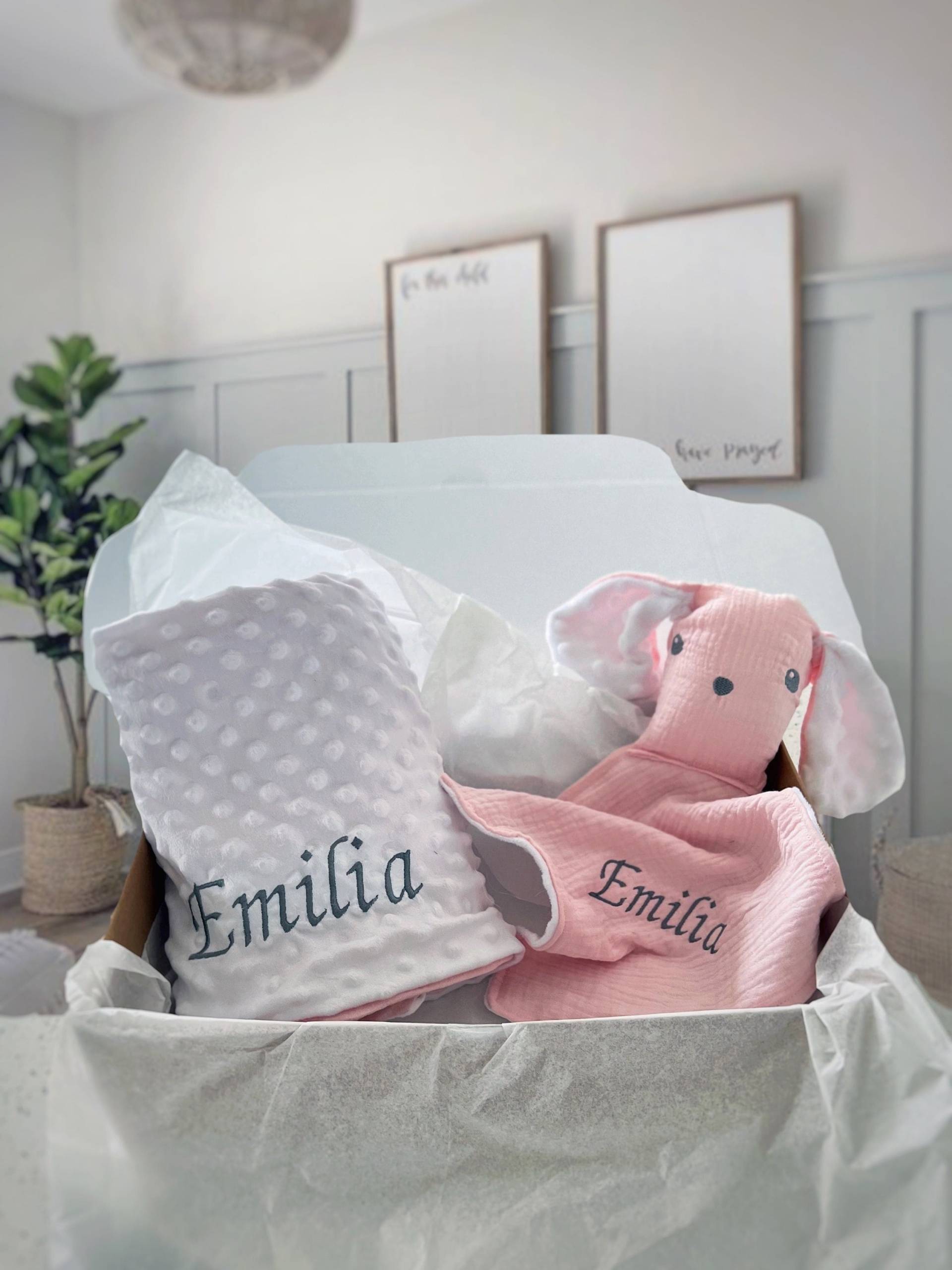 Einzigartige Handgemachte Personalisierte Baby-Geschenk, Neugeborene Baby-Mädchen-Korb, Rosa Häschen-Tröster, Decke, Baby-Dusche-Geschenk von thebababee