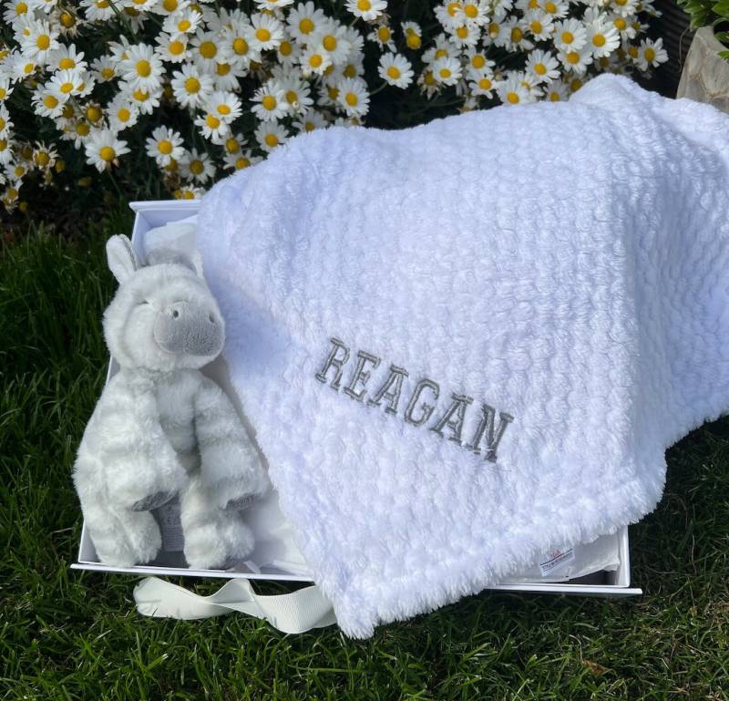 Personalisierte Babydecke Und Stofftier Geschenkset, Bestickte Babydecke, Graues Spielzeug, Neues Babygeschenk, Geschenk Für Neugeborene Baby von thebababee