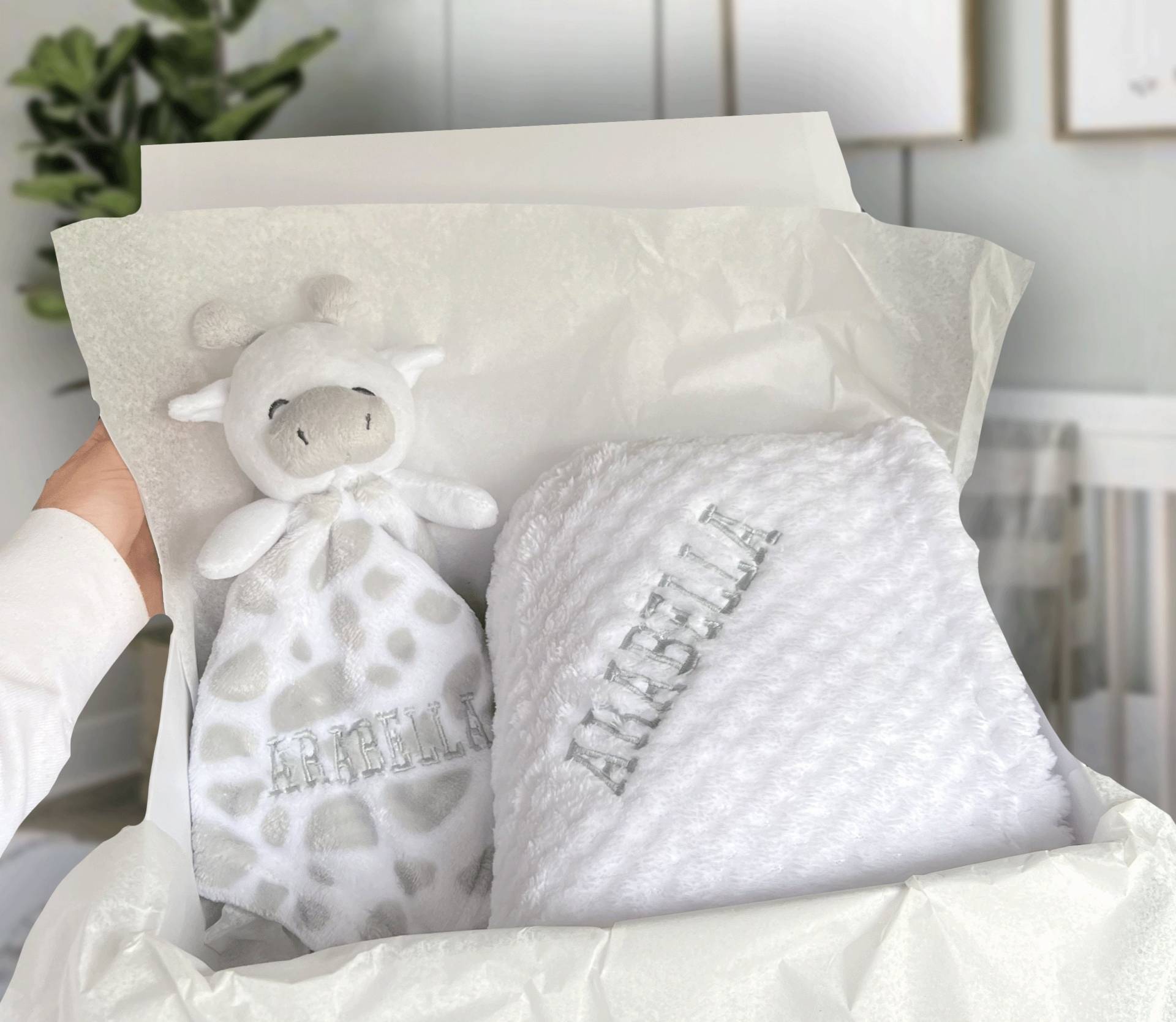 Personalisierte Babydecke Und Tröster Geschenkset, Gestickte Babydecke, Graue Giraffentröster, Neues Babygeschenk, Geschenk Für Neugeborenes Baby von thebababee