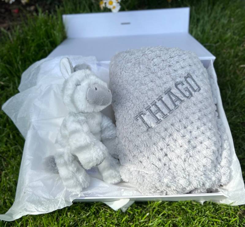 Personalisiertes Neugeborenes Baby Geschenk, Decke Und Stofftier Geschenk Set, Bestickte Babydecke, Graues Spielzeug, Neues Für Neugeborene von thebababee