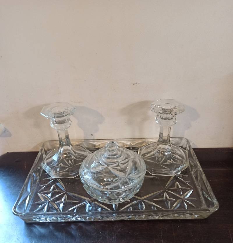 Vintage Glas Frisiertisch Waschtisch Set. 4 Stück. Sehr Guter Zustand von thebricabracboutique