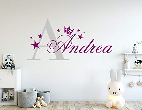 tjapalo® pkm405 Wandtattoo Mädchen Name Wandsticker Mädchenzimmer Baby Wandtattoo Mädchen Kinderzimmer mit Namen und Initiale, Größe: B140xH58cm, Farbe: Name violett/Initiale Mittelgrau von tjapalo