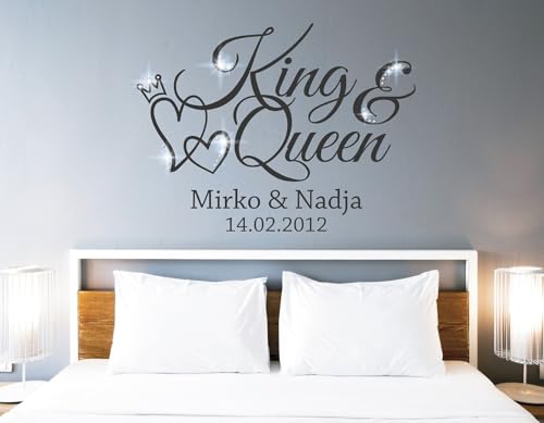 tjapalo® pkm462 Wandtattoo King Queen Wandtattoo Schlafzimmer Liebe Wandsticker Schlafzimmer romantisch Wandtattoo paare Namen und Datum, Farbe: dunkelgrau, Größe: B100xH58cm von tjapalo