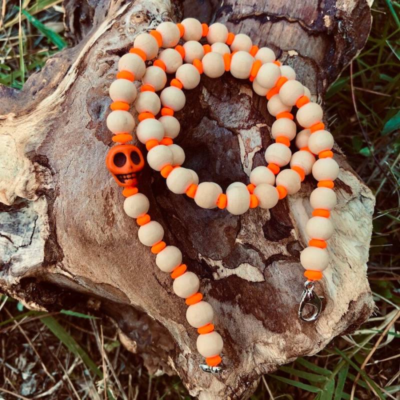 Brillenkette "Skull - Wood Neon Orange" von trudiloves