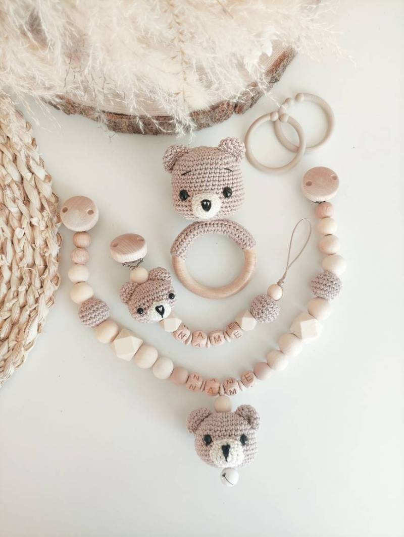 Set Kinderwagenkette Schnullerkette Häkel Bär Rassel Silikon Holz Natur Baby Bärchen Junge Amigurumi Häkeltier Creme Braun Geburt von tweetybabyshop24