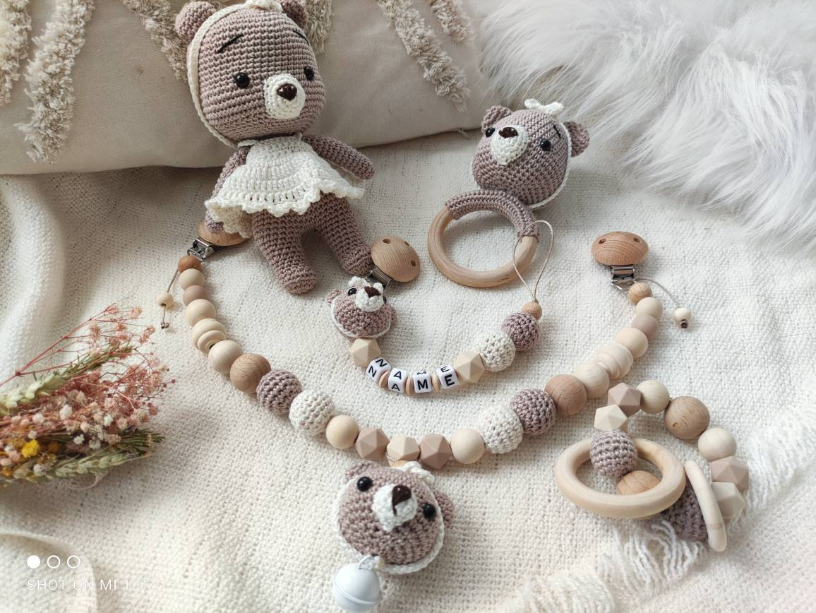 Set Kinderwagenkette Schnullerkette Häkel Bär Rassel Silikon Holz Natur Baby Bärchen Mädchen Kleid Amigurumi Häkeltier Creme Braun Geburt von tweetybabyshop24