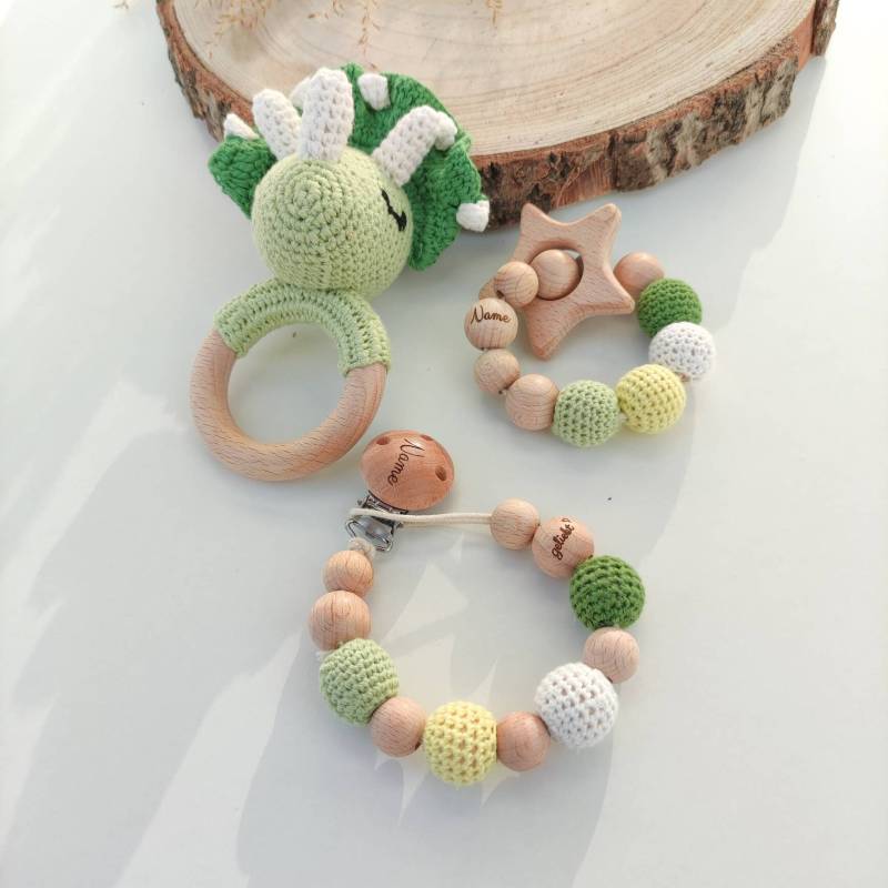 Set Schnullerkette Häkel Dino Dinosaurier Rassel Rehkids Holz Natur Baby Mädchen Junge Amigurumi Häkeltier Gravur Grün Geburt von tweetybabyshop24