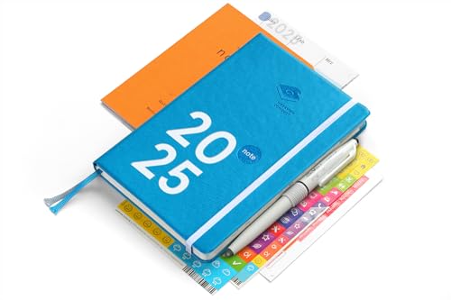 weekview compact note Premium 2025 - blue edition - Wochenplaner mit großem Notizteil / A6+ (12x18cm) mit Sticker, Tafelkalender, Griffregister, Froschtasche, Stiftschlaufe, Notizheft und Stift von weekview