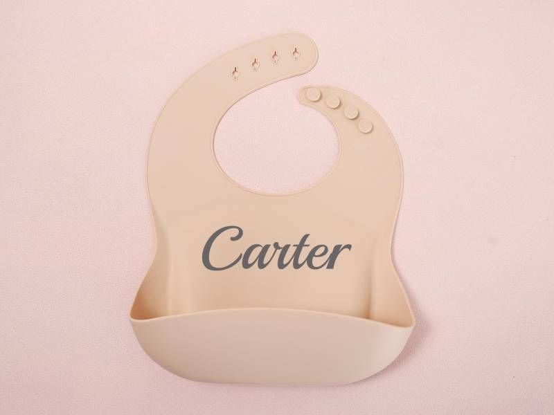 Custom Engraved Silicone Baby Bib, Personalized Infant Bib With Food Catcher, Ideal Gift For Showers & New Parents von yiranfanzhe